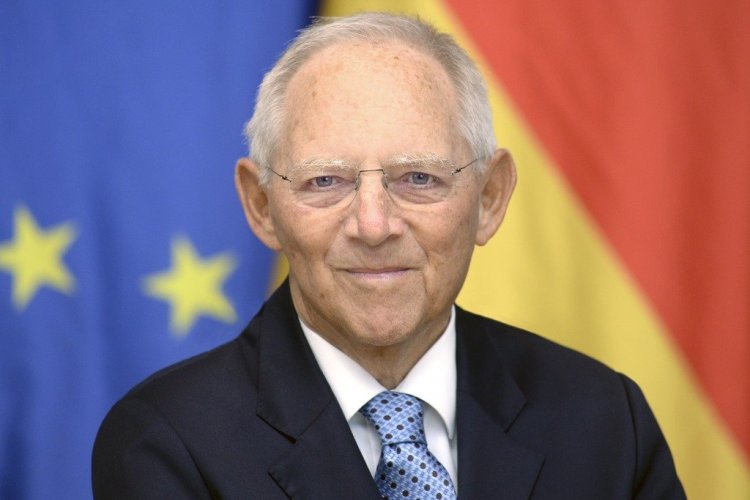 Porträt Politiker Wolfgang Schäuble vor einer Europaflagge und einer Flagge der Bundesrepublik Deutschland