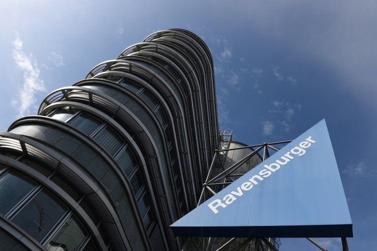 Froschperspektive auf die Ravensburger Zentrale: Glasgebäude