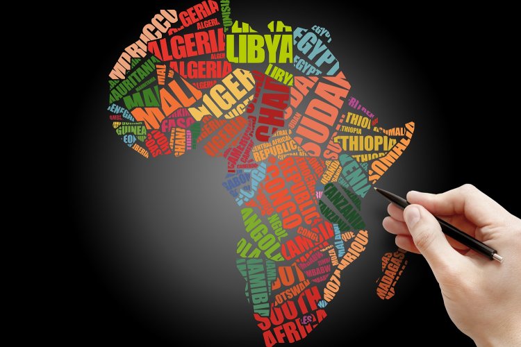 EIne Illustration zeigt den Umriss des afrikanischen Kontinents mit den Ländernamen. Eine Hand schreibt am Rand