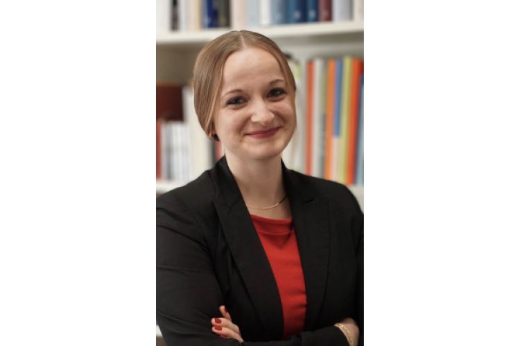 Svenja Frederike Bischoff vor einem Bücherregal