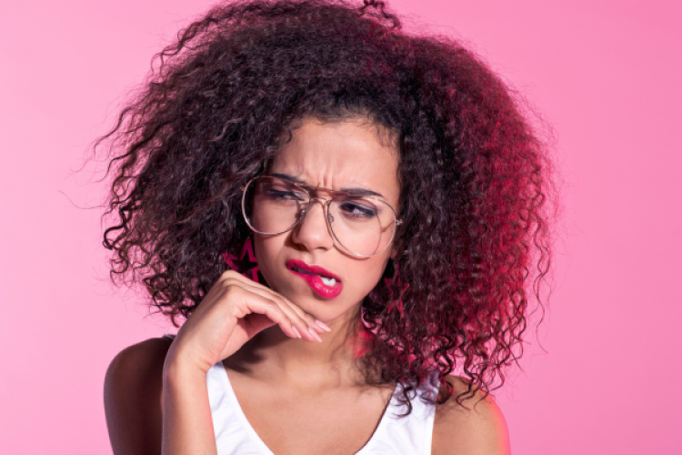 Junge geschminkte Frau zieht eine Grimasse 