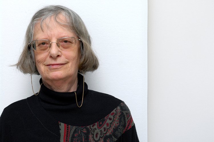 Porträt von Elke Erb vor einer hellen Wand