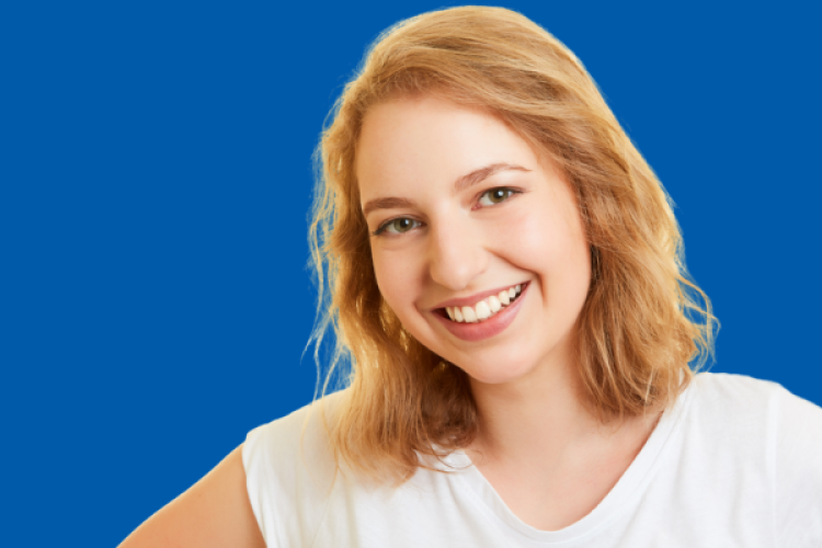 Eine lächelnde junge Frau