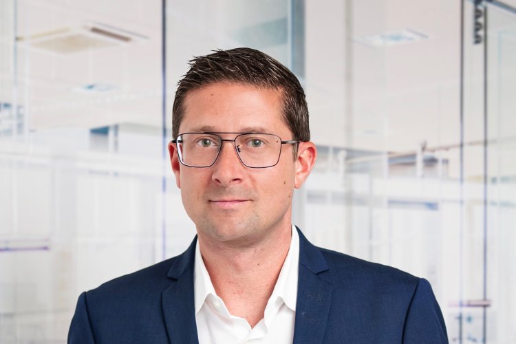 Marco Fenske im Business Anzug mit Brille