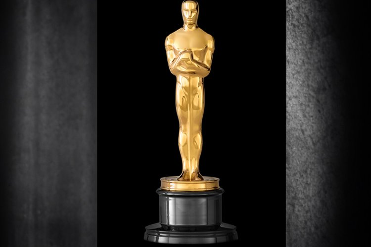 Statuette der Filmauszeichnung Oscar vor schwarzem Hintergrund