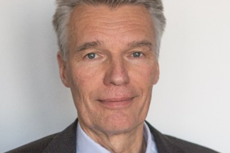 Rüdiger Salat mit Hemd und Sakko