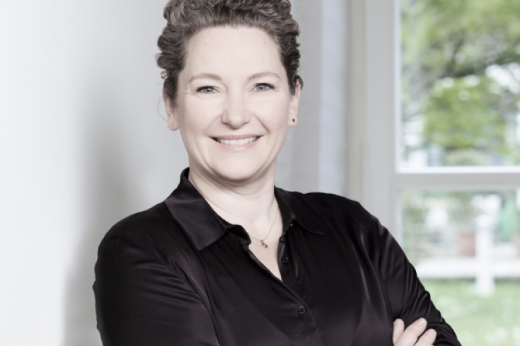 Sonja Assfalg in schwarzem Businesskostüm