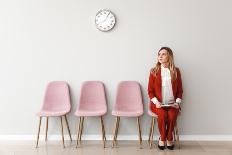 Eine junge Frau in einem minimalistischen Wartezimmer