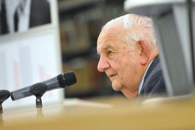 Alfred Grosser spricht bei einer Veranstaltung in ein Mikrofon