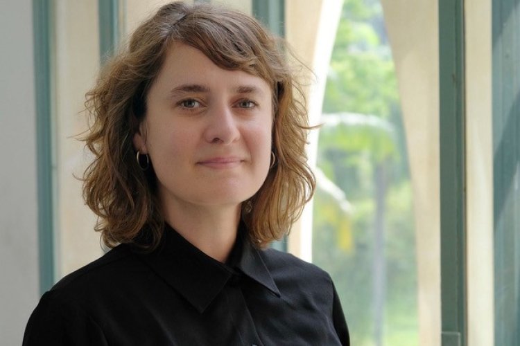 Angela Tsakiris vor einem Fenster