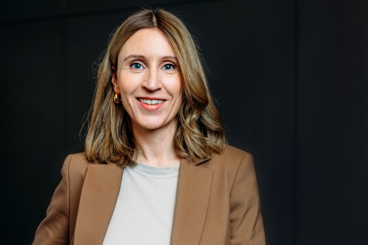 Nora Gollek vor schwarzem Hintergrund