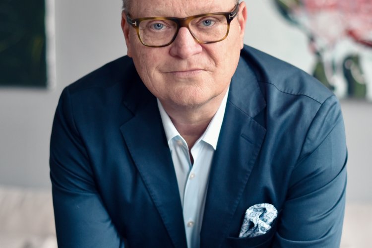 Uwe Kießling mit Sakko und Brille