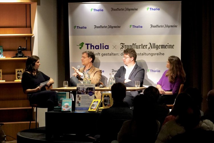 Podium mit 2 Männern und 2 Frauen bei Thalia