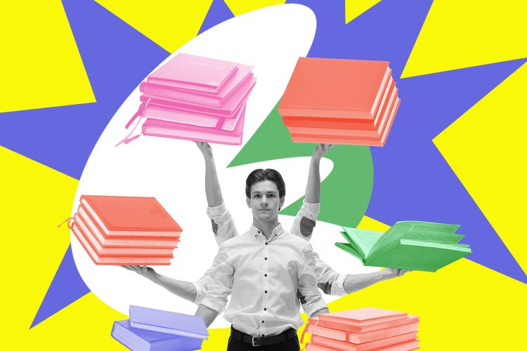 Vor einem gelben Hintergrund jongliert ein Mann mit Büchern