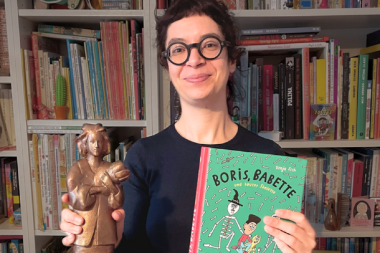 Tanja Esch mit Momo-Skulptur und ihrem Buch Boris, Babette und lauter Skelette