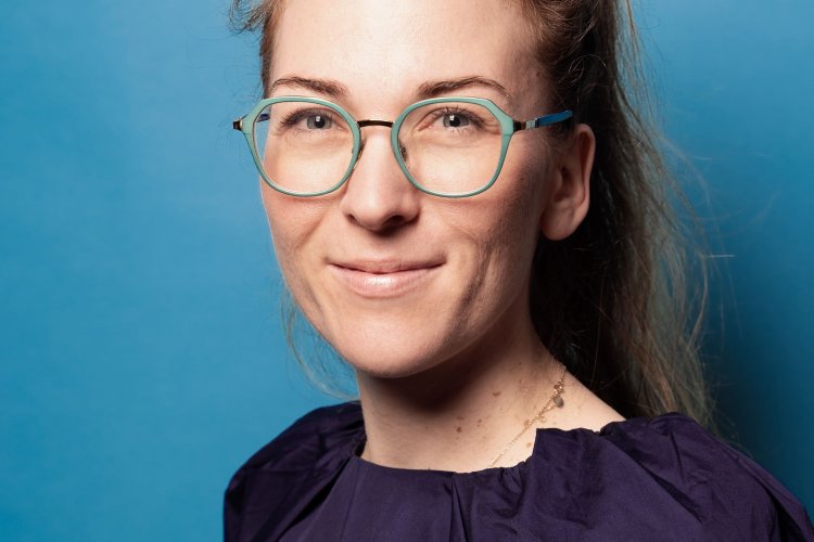 Anne Friebel vor blauer Wand