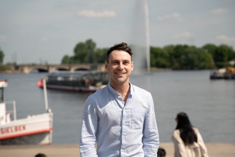 Thomas Becker vor der Alsterfontäne in Hamburg