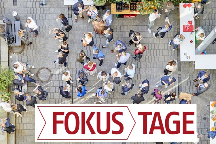 Vogelperspektive Mitgliederfest mit Logo Fokustage