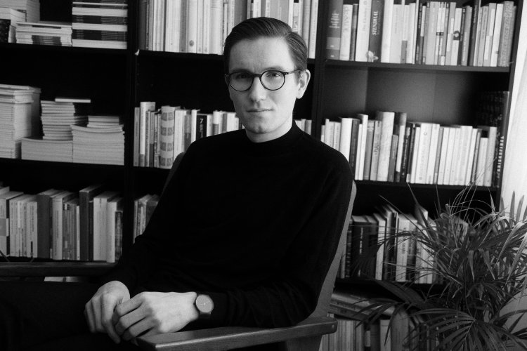 Carl Philipp Roth vor Bücherwand