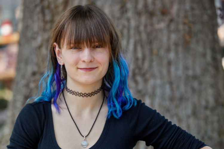 Emelie Porsack mit blauen Haarsträhnen