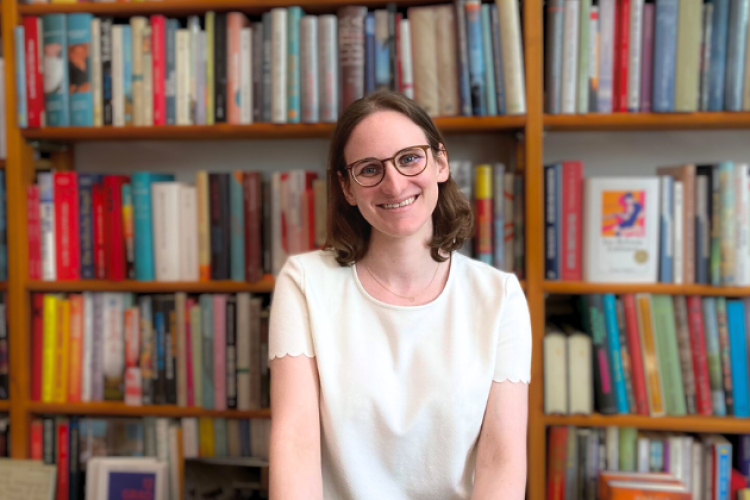 Lea Sandkühler vor einem Bücherregal