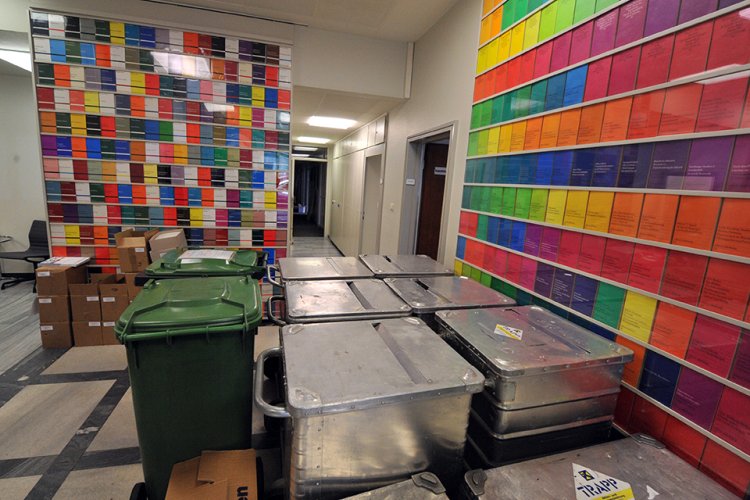 Eingangsbereich des Suhrkamp-Hauses in Frankfurt, mit Buchausstellung und Umzugskisten aus Metall