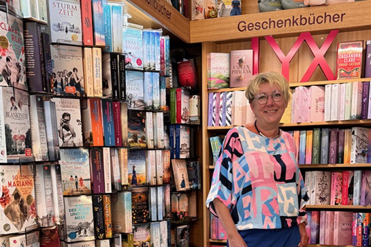  Ulrike Esche vor Regalen in der Ambiente & Bücherecke in Burgstädt