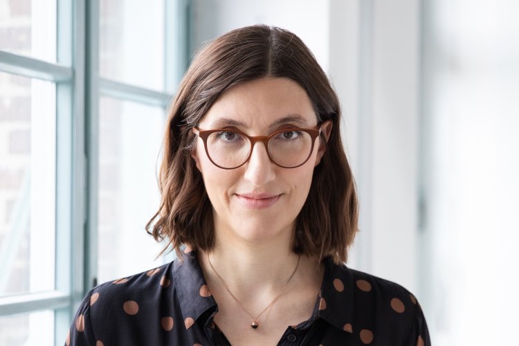 Porträt Heide Kloth, am Fenster stehend