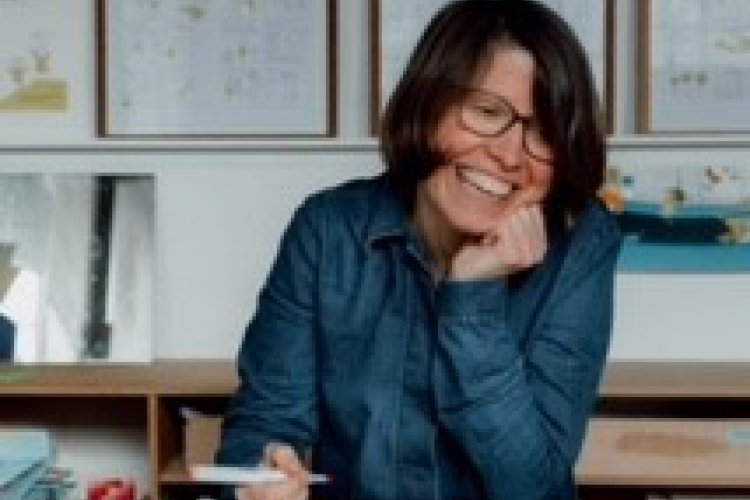 Dunja Schnabel mit Papier und Stift