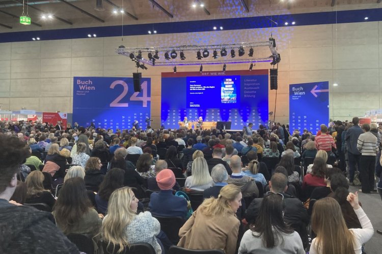 Bis auf den letzten Platz besetzt: Nahost-Journalistin Petra Ramsauer auf der ORF-Bühne der Buch Wien 2024