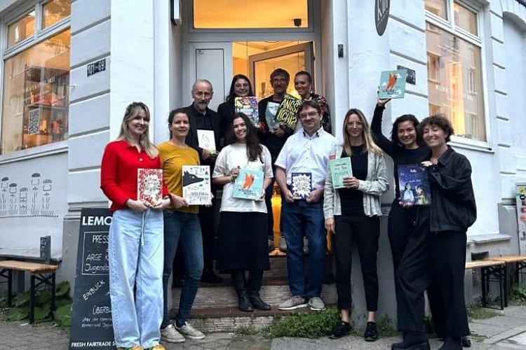 Die Pressereferentinnen vorm Büchercafé (von links): Karina Bingler (Picus Verlag), Katja Greitner (Verlag Jungbrunnen), Richard Pils (Verlag Bibliothek der Provinz), Aleya Rahman (Leykam Verlag), Tobias Pichler (Edition 5Haus), Tanja Raich (Leykam Verlag), Helena (Kapitel Drei), Georg Buchroithner (Obelisk Verlag), Eva Maria Wagner (Tyrolia Verlag), Magda Hassan (Edition 5Haus) und Roxana Höchsmann (Wolkenlos Agentur)