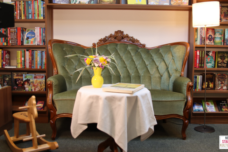 Grünes Sofa in der Buchhandlung Müller in Rotenburg (Wümme)
