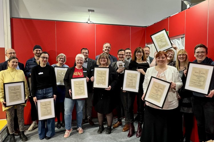 Gruppenfoto mit Urkunden: Die Sieger*innen beim Sales Award 2024