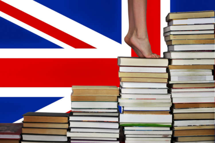 Eine Treppe aus Büchern vor Union Jack