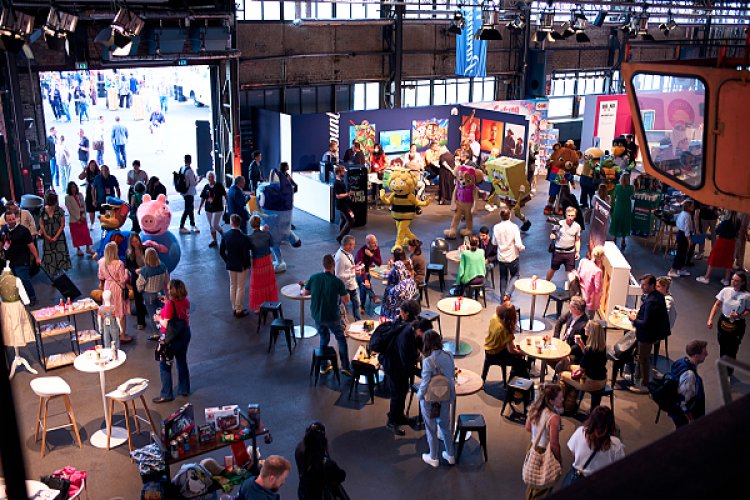 Schnappschuss von oben: Menschenmenge auf der BrandMate 2024