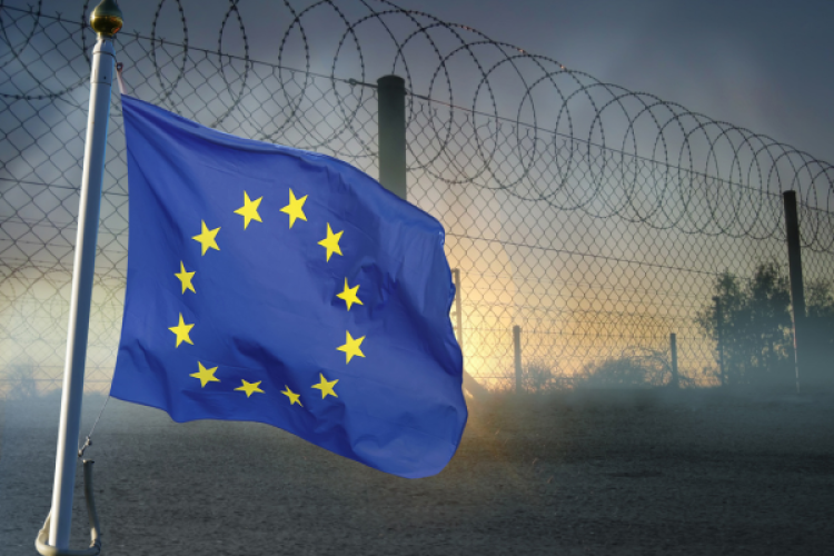 EU-Flagge vor Stacheldraht