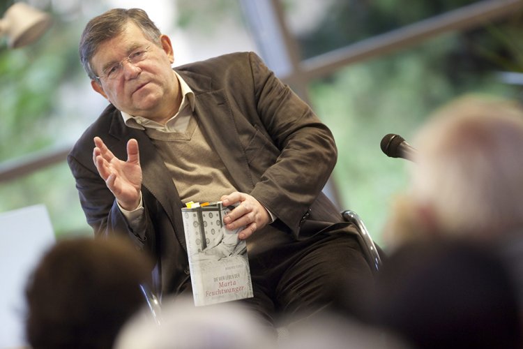 Manfred Flügge spricht bei einer Veranstaltung