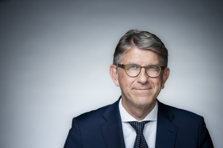 Kulturstaatsminister Wolfram Weimer lächelnd vor heller Wand