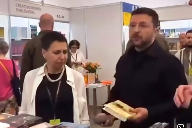 30. Mai 2025: Wolodymyr Selenskyj am Stand des Meridian Verlags auf der Buchmesse in Kyiv