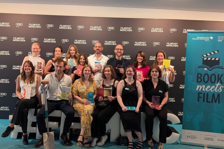 Die Vertreterinnen und Vertreter aller beteiligten Verlage und Agenturen