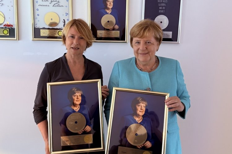 Corinna Harfouch (l.) und Angela Merkel präsentieren auf dem Foto die Goldene Schallplatte