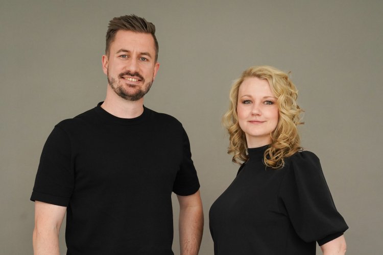 Gemeinsames Foto von Jonas Konrad (Geschäftsführer; links) und Mirka Uhrmacher