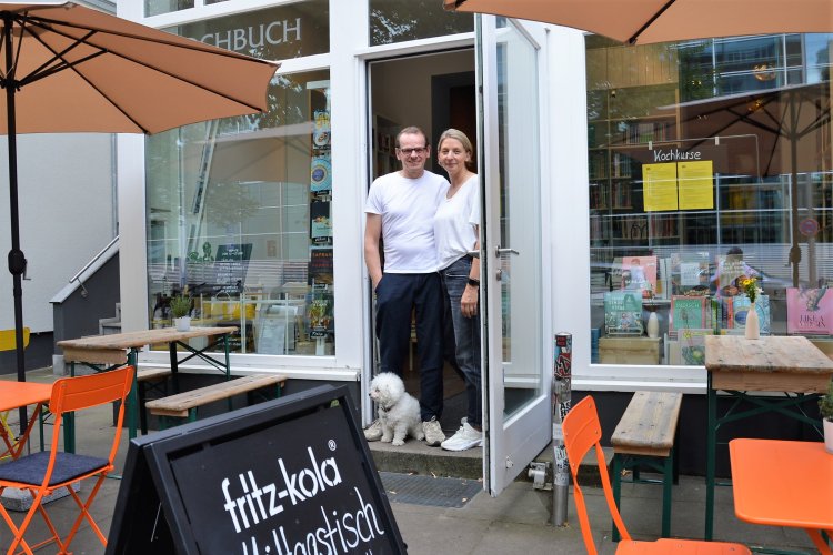 Philipp und Tanja Wolter stehen in der Tür zum Kochkontor