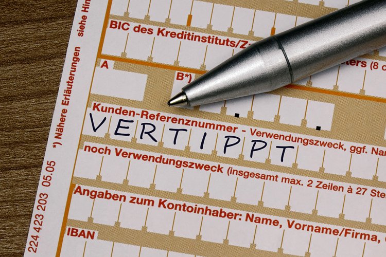 Bank-Überweisungsformular mit Beschriftung "vertippt" im Namensfeld 