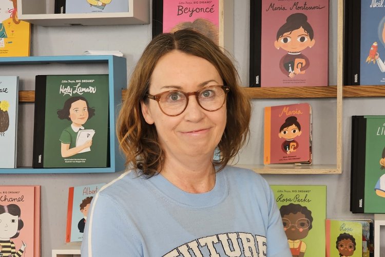 Foto von Anja Urbschat, auf ihrem grauen Shirt steht "Future"