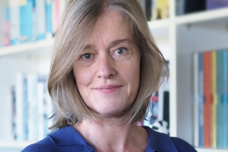 Barbara Romeiser vor Bücherwand