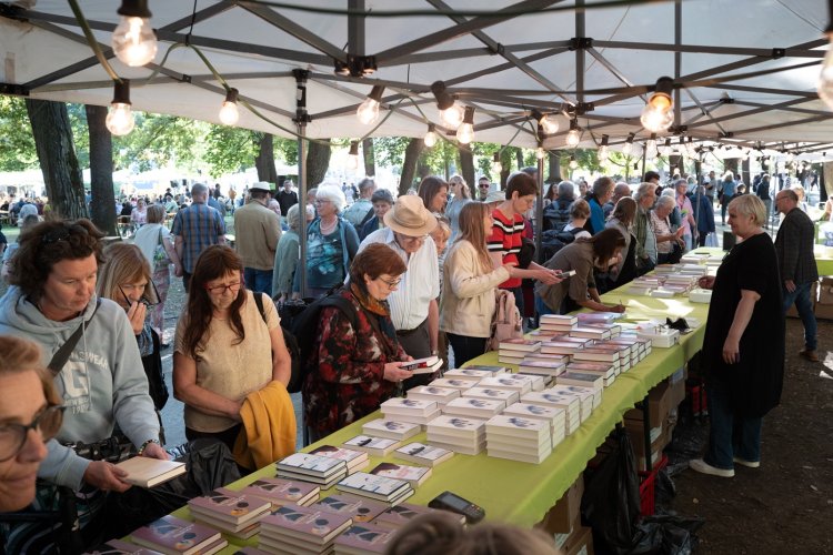 Büchertisch beim Erlanger Poet*innenfest
