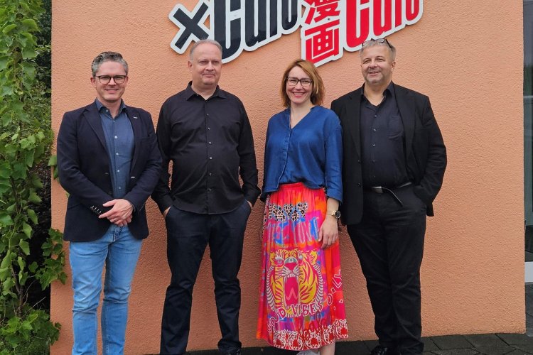 Gruppenfoto: Christian Jünger (CEO der Penguin Random House Verlagsgruppe), Andreas Mergenthaler, Luciana Bawidamann und Alexander Breyer