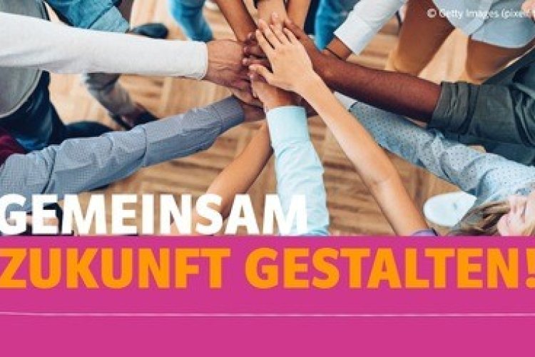 Bild mit Händen, die zum Kreuz übereinandergelegt sind