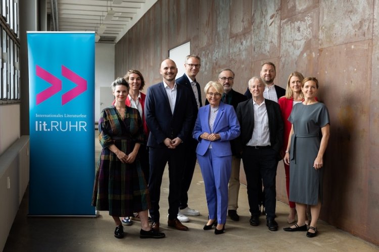Gruppenfoto der Festivalleitung und Förderer und Partner der neunten lit.RUHR